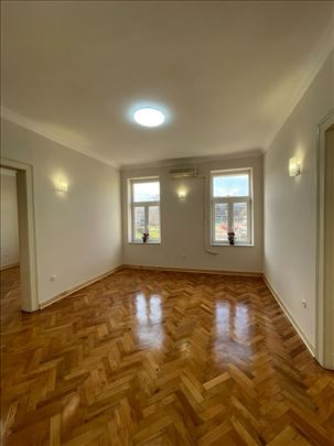 Vukov spomenik, 3,5 86m2, II sprat, salonac