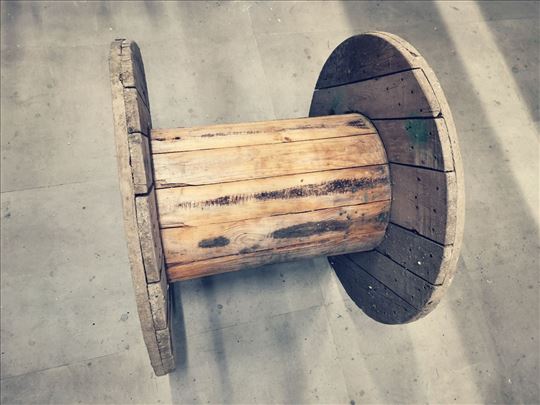 Drveni kotur od kablova za struju