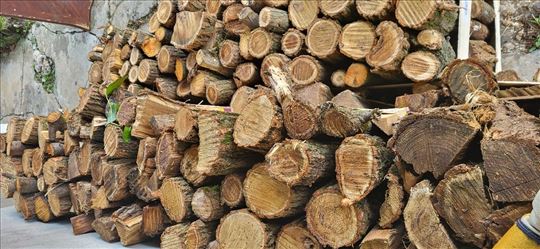 Drvo iscepano i spremno za loženje sa dostavom