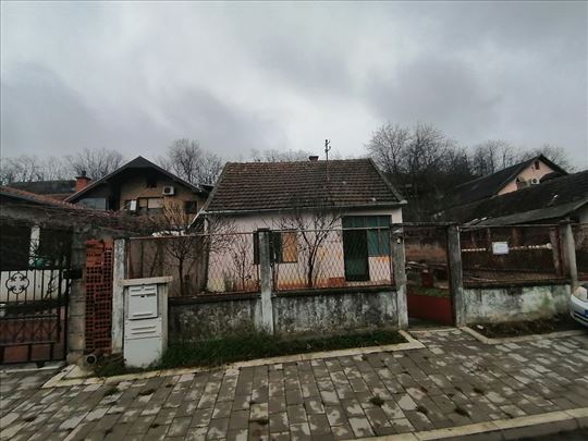 Izdaje se manja kuća sa parkingom 61m2