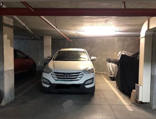 Izuzetno komforna garaža,17m2,odlična investicija