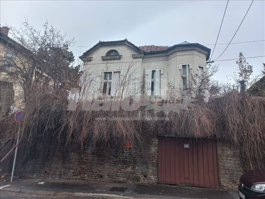 Kuća sa dvorištem u Profesorskoj Koloniji 50m2