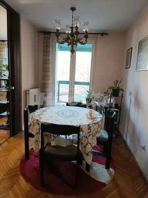 Namešten trosoban stan u centru grada