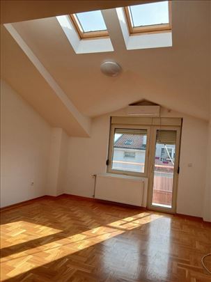 Osunčan trosoban stan na Tesli