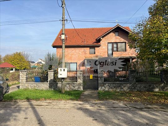 Prodajem uknjizenu kucu u Becmenu