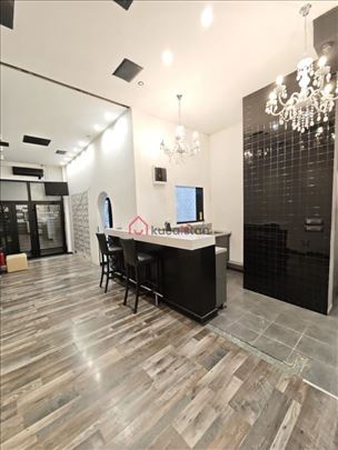 Slavija. Tri izloga. Izuzetno prometno.