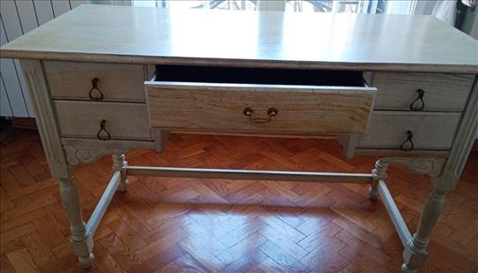 Stilski sto u duborezu od punog drveta