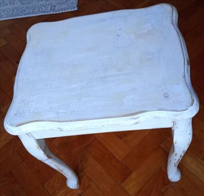 Stilski stočić od punog drveta