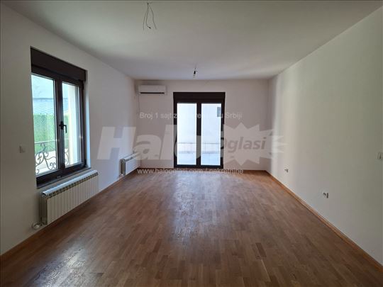 Kolašinska, trosoban sa dvorištem 