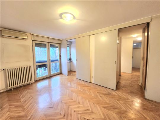 Uknjižen odličan odmah useljiv stan