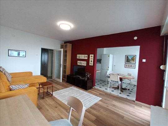 Dvostran, svetao, s pogledom na Dunav, namešten