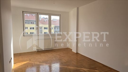 Izdaje se nenamešten stan na Bulevaru, 63m2