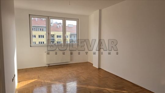 Izdaje se nenamešten stan na Bulevaru, 63m2