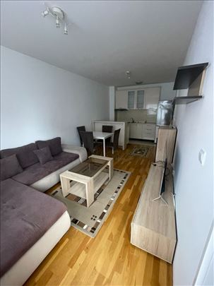 Namešten jednoiposoban stan u Đorđa Rajković 38m2-