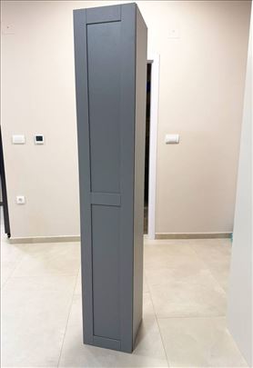 Ormar je svetlo sive boje