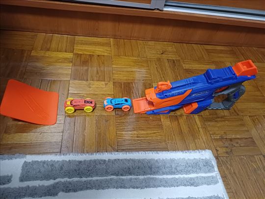 Nerf pištolj i pištolj za ispaljivanje autića