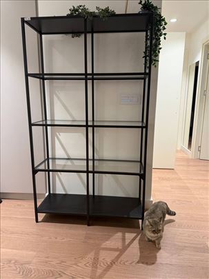 Stalak sa staklenim policama