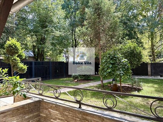 Stan sa velikim dvorištem i prelepom terasom