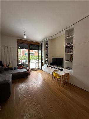 Tri nove dvosoban namesten