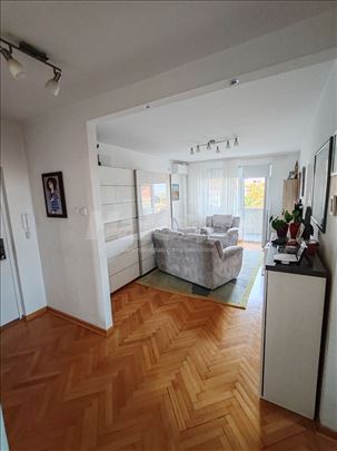 VLASNIK prodaje renoviran stan