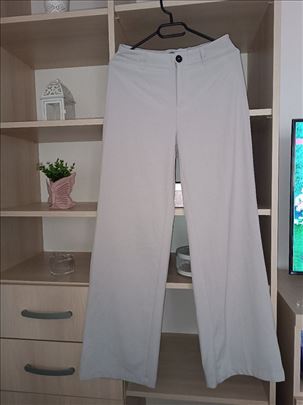 Bershka pantalone 38 