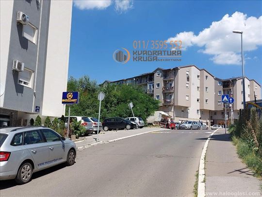 Dvosoban, II sprat, bez mnogo ulaganja+Parking