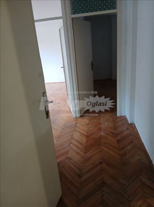 Izdaje se dvosoban prazan stan Knjaževačka