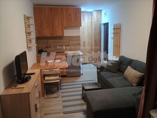 Izdaje se nova nameštena garsonjera sa parkingom