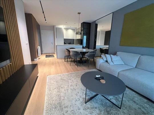 Kennedy Residence, sa garažom