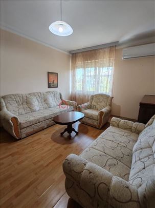 Lep stan u kvalitetnoj zgradi na Izuzetnoj lokacij