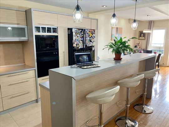 Luksuzan dupleks sa 3 parking mesta