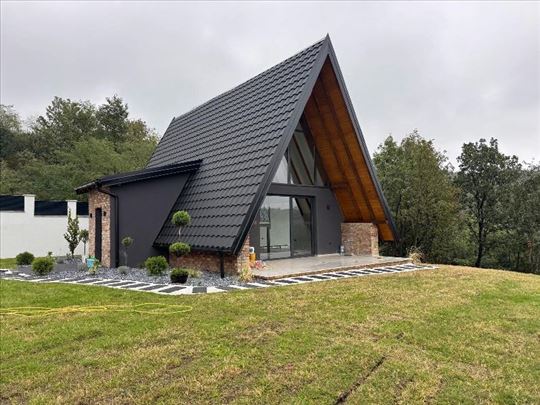 Prelepa kuća sa dvorištem i bazenom na Kosmaju