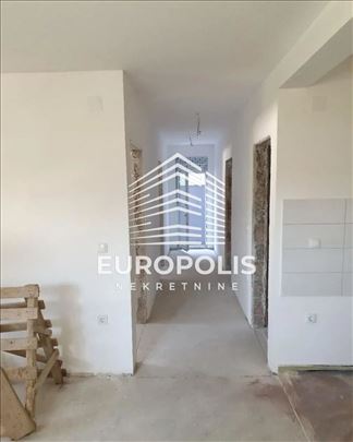 Troiposoban stan kod spomen parka Jajinci ID#8833