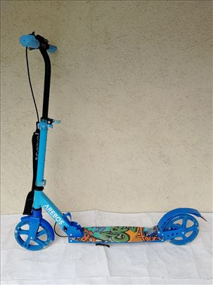  Trotinet za odrasle i decu, nov u kutiji, sa ručn