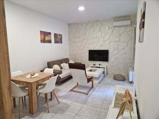 Dvosoban nov namešten stan-Salajka