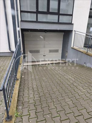 Izdaje se garažno mesto u Zetskoj ulici, 15m2