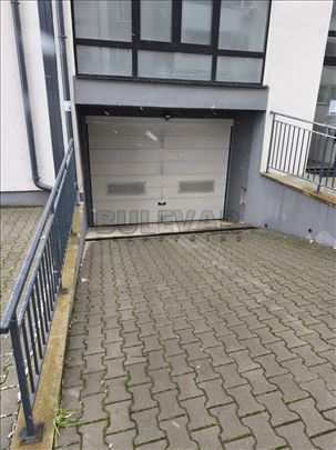 Izdaje se garažno mesto u Zetskoj ulici, 15m2