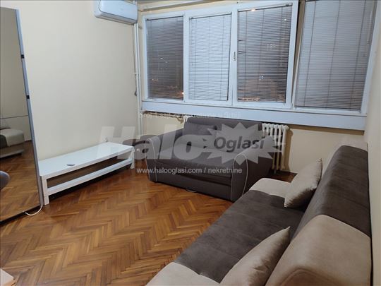 Izdajem jednosoban stan kod Beo šoping mol