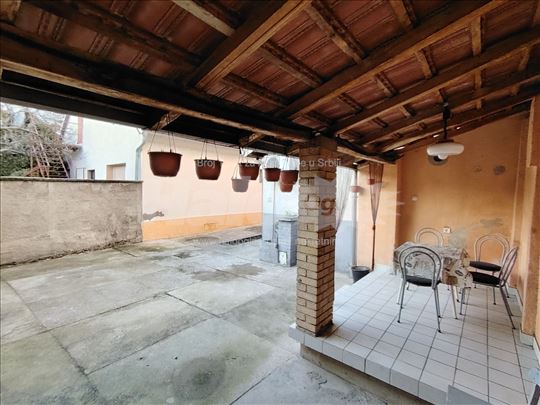 Izdajem kucu u centru Sremske Mitrovice 