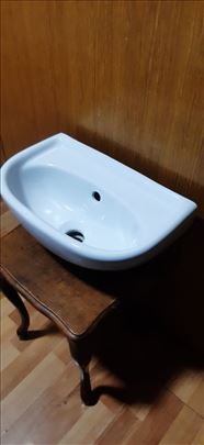 lavabo 40x26x16 cm razmak rupa 18cm  . korišceno  
