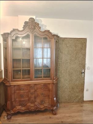 Staklena vitrina iz dva dela