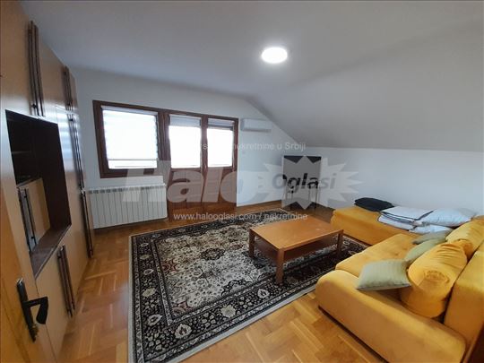 Izdajem namešten četvorosoban  stan 