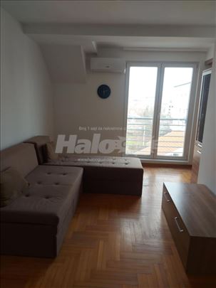 Lep namešten stan na Altini