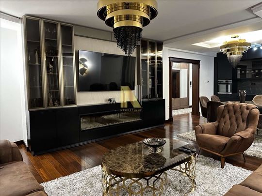 Luksuzno namešten 4.0 stan sa dva garažna parking 