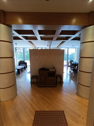 Dedinje luksuzan stan sa dvorištem i garažom