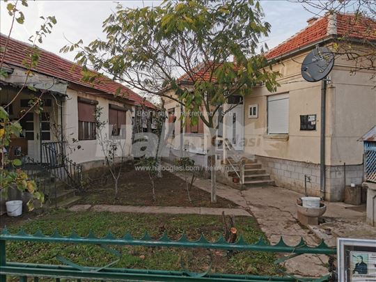 Kuća sa poljoprivrednim zemljištem