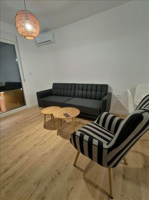 Nov namešten stan u centru.