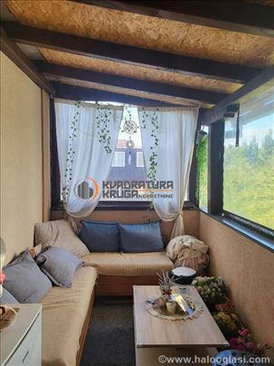 Odličan 3.0 stan, sprat, pozicija + PARKING mesto