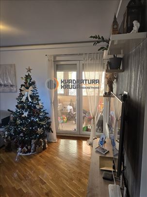 Odličan 3.0 stan, sprat, pozicija + PARKING mesto