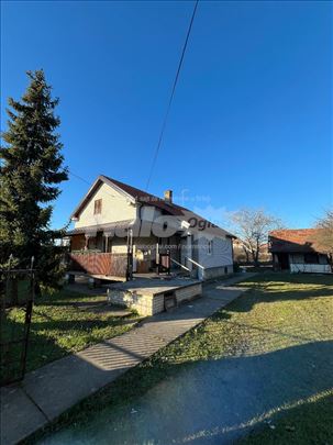 Porodična kuća sa dva pomoćna objekta, Boljevci